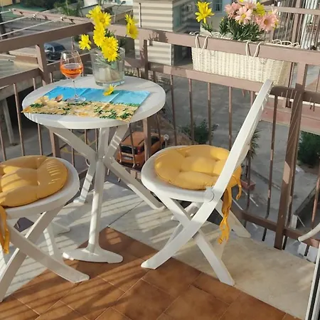 Lägenhet Queen's House Vicino Il Mare *